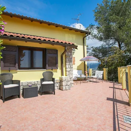 فيلة Monte Enrico - With Pool - Happy