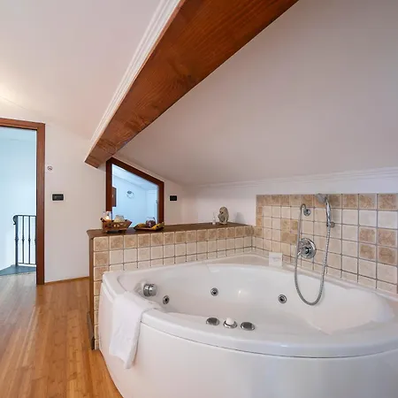 Monte Enrico - With Pool & Jacuzzi - Happy Vila *